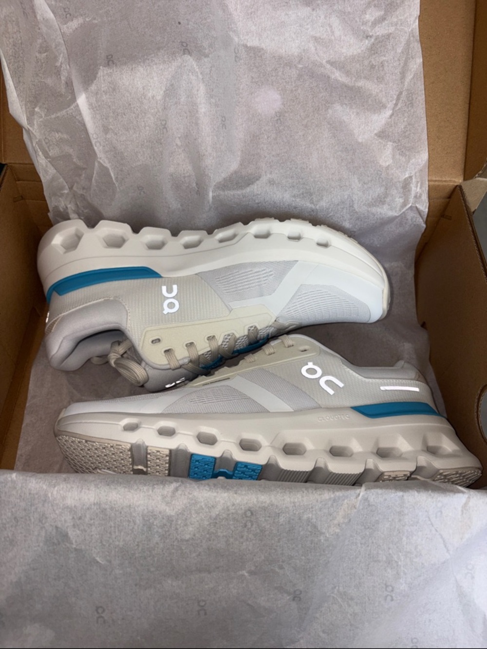 NWT-On cloud cloudrunner 2 White sz8.5